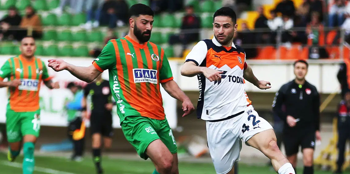 Başakşehir, Alanya'da 3 puanı ilk yarıda kaptı! Nuri Şahin, Rereira'yı üzdü!