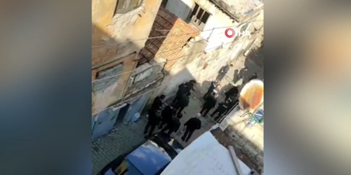 Gündüz vakti girdikleri evdeki 2 kadını darbettiler: Kadınlardan birinin durumu ağır