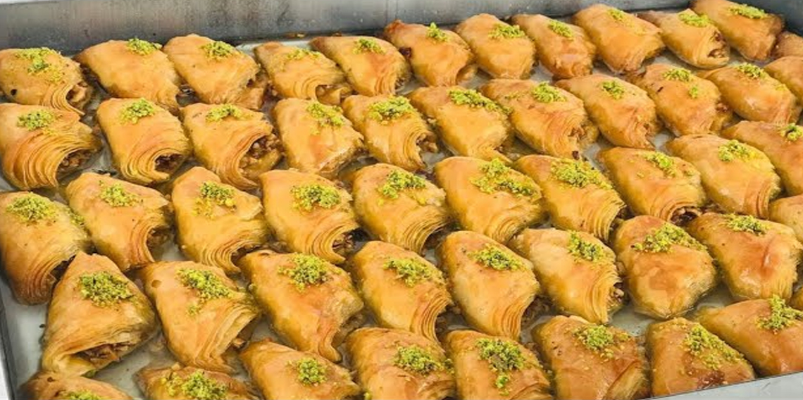 El Açması Fıstıklı Şöbiyet Tatlısı! İftar Sofralarına Ustalık Dokunuşu