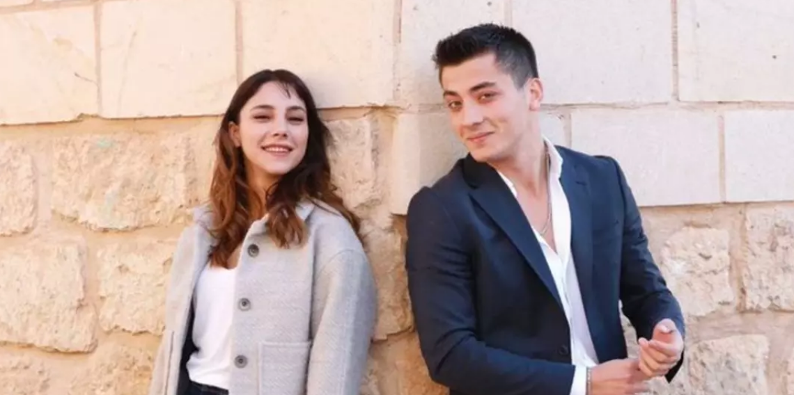  Uzak Şehir Oyuncularının Dilin Döğer ve Atakan Özkaya  Pozu Olay Oldu