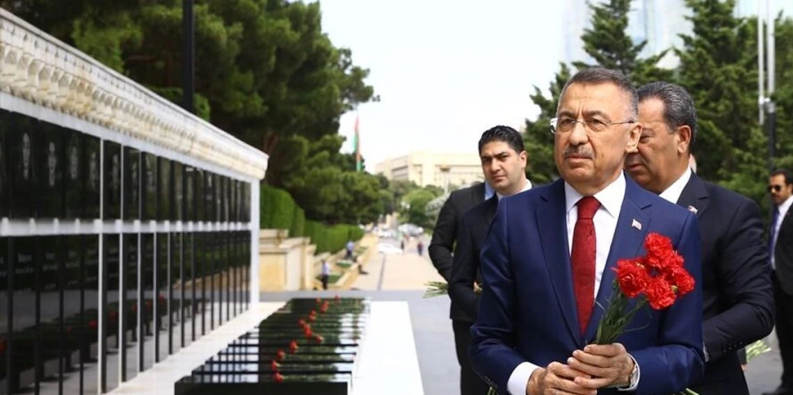 TBMM Dışişleri Komisyonu Başkanı Oktay, Bakü'de Türk şehitliğini ziyaret etti