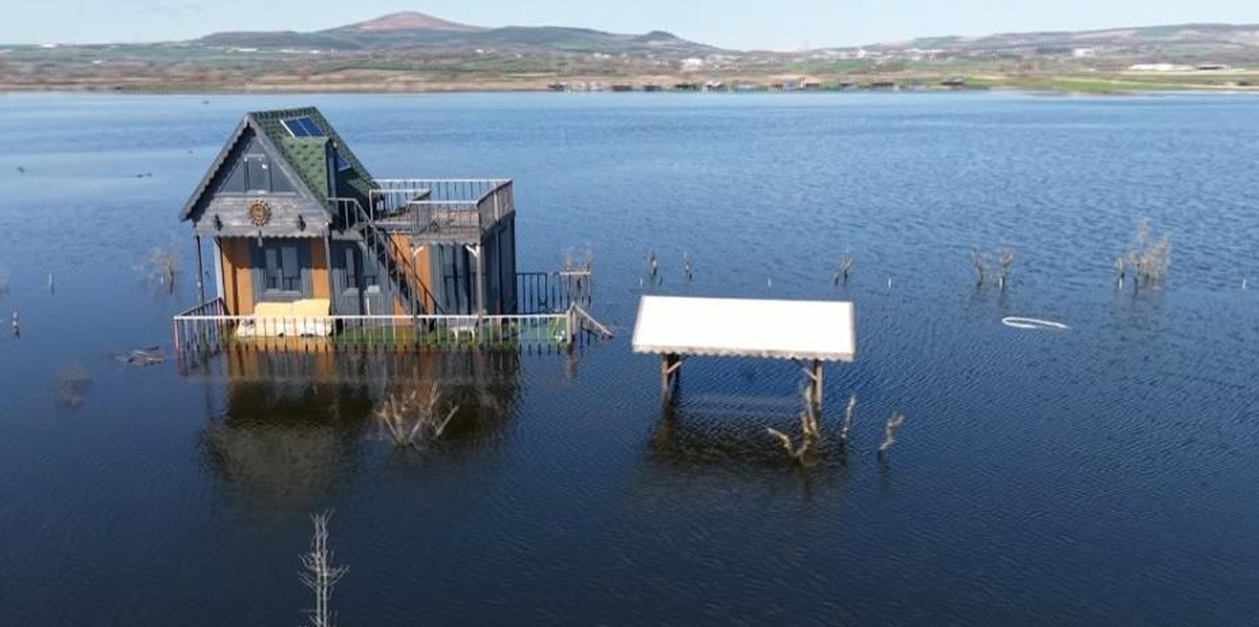 Bungalovlar, göl evi oldu