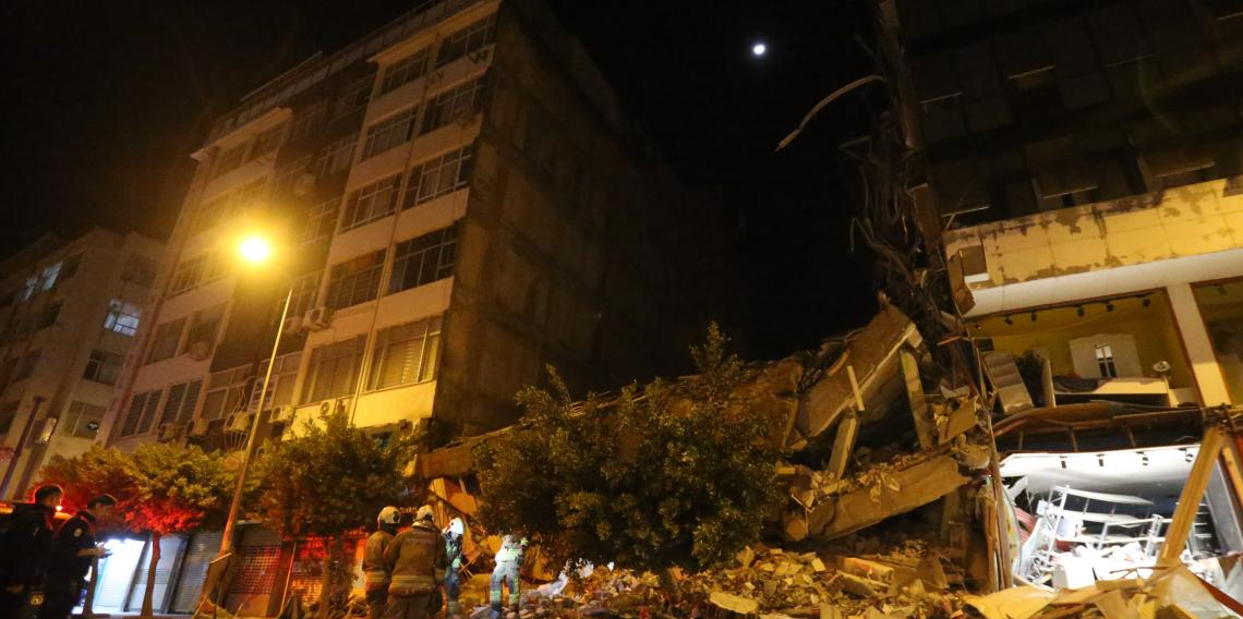 Hatay’da hasarlı bina yıkım esnasında çöktü