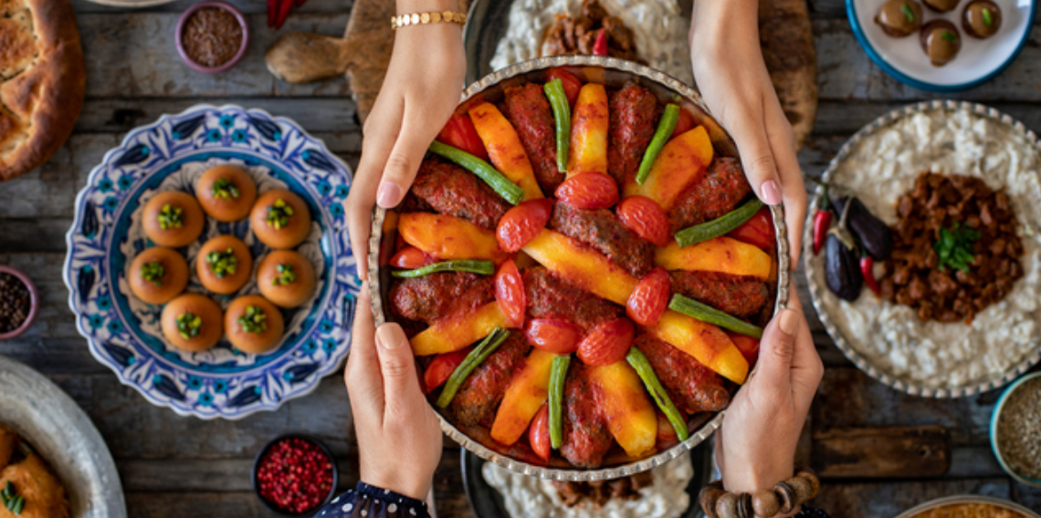 Ramazan’ın 7. Gün İftar Menüsü: Fırında İzmir Köfte ve Muhallebili Kadayıf Sofraları Şenlendiriyor