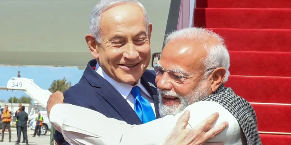 Narendra Modi, uçaktan iner inmez Netanyahu'ya sarıldı!