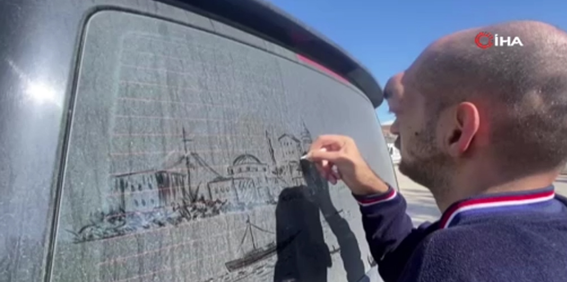 Tozlu araç görünce dayanamıyor, camları sanat eserine dönüştürüyor