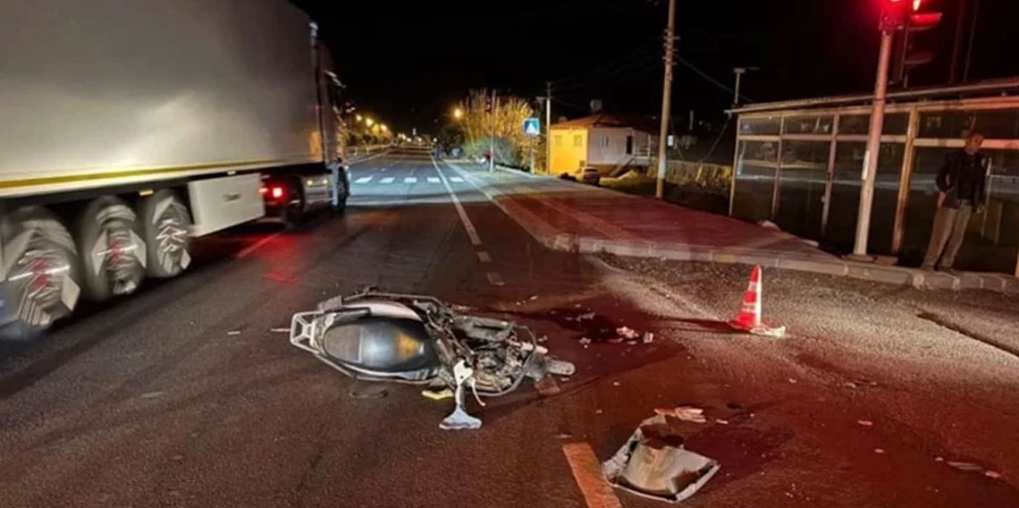 Mersin'de kamyonet ile motosiklet çarpıştı: 19 yaşındaki genç hayatını kaybetti