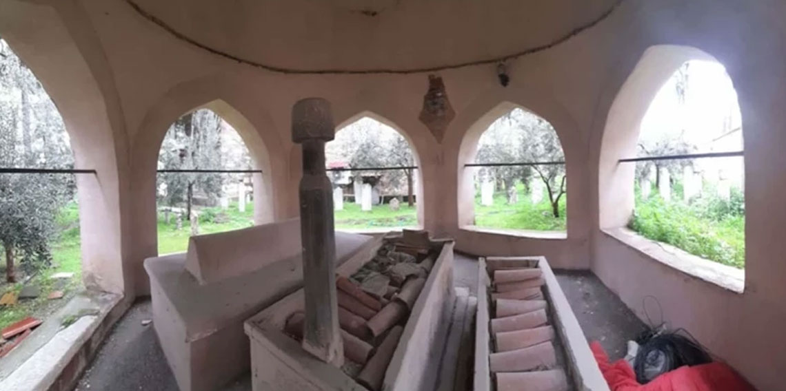 472 yıllık tarihi mezarlığı tahrip ettiler! Türbe sandukasını parçaladılar