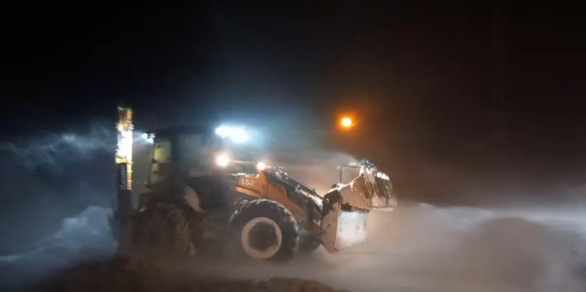 Bayburt’ta Yoğun Kar ve Fırtına Nedeniyle Mahsur Kalan Taksi Kurtarıldı