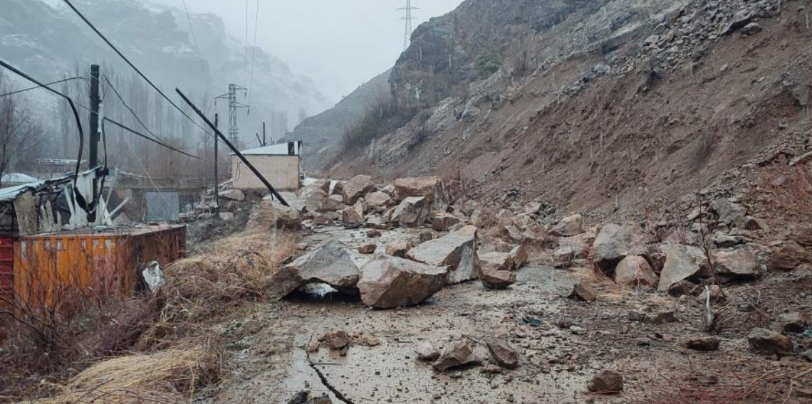 Yusufeli’nde İki Köyü Bağlayan Grup Yolu Ulaşıma Kapandı