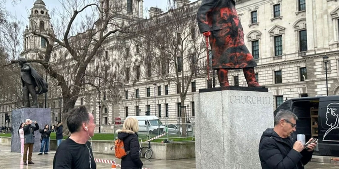 Bu protesto İngiliz'leri ayağa kaldırdı: Churchill heykelini boyadılar
