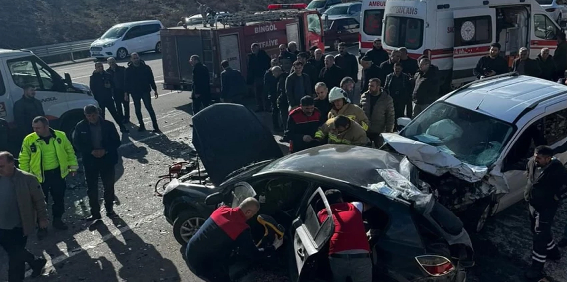 Kazada araç demir yığınına döndü: İki kişi hayatını kaybetti