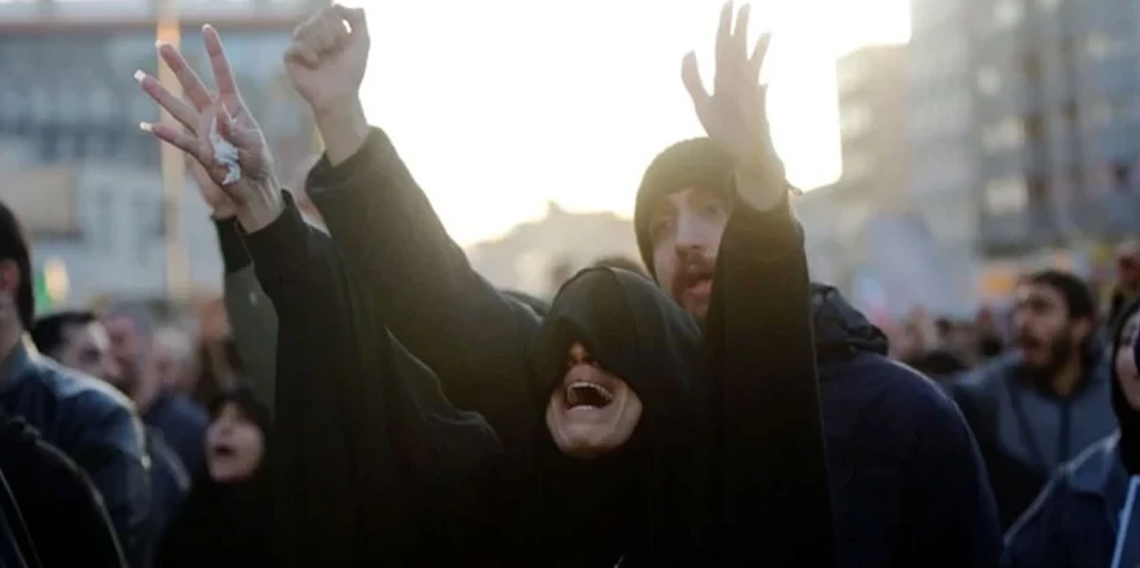 İran'da rejim karşıtları, Hamaney'in ölümünün ardından kutlamalar için sokaklara indi