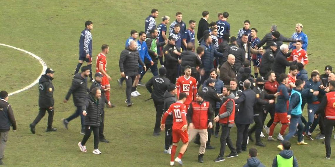 Düzcespor - Sebat Gençlikspor maçı sonrası saha karıştı