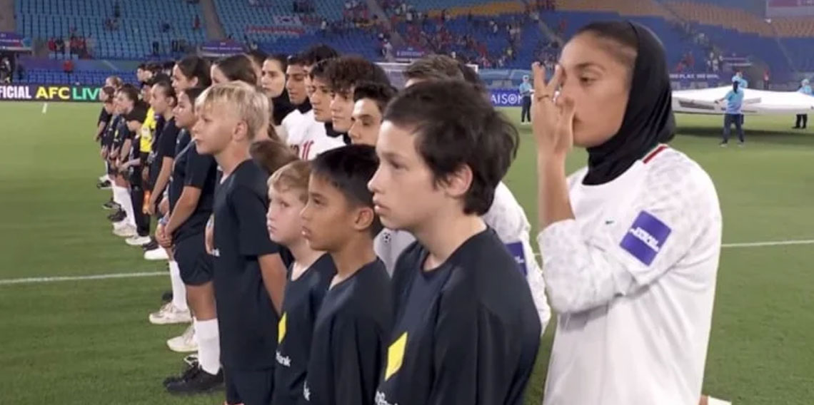İranlı kadın futbolcular milli marşlarını okumadı!