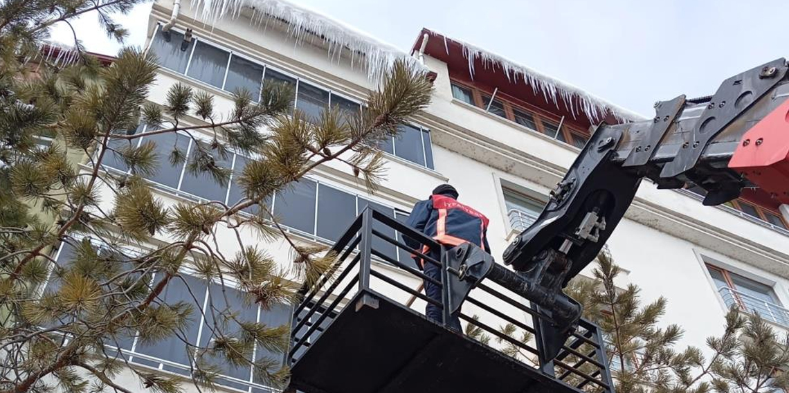 Bayburt’ta buz sarkıtları temizlendi