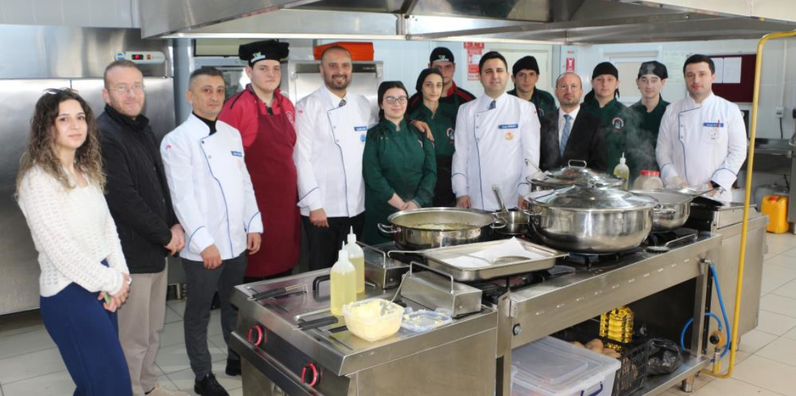 Lise Öğrencileri 20 Haneye Her Gün 4 Çeşit İftar Yemeği Ulaştırıyor