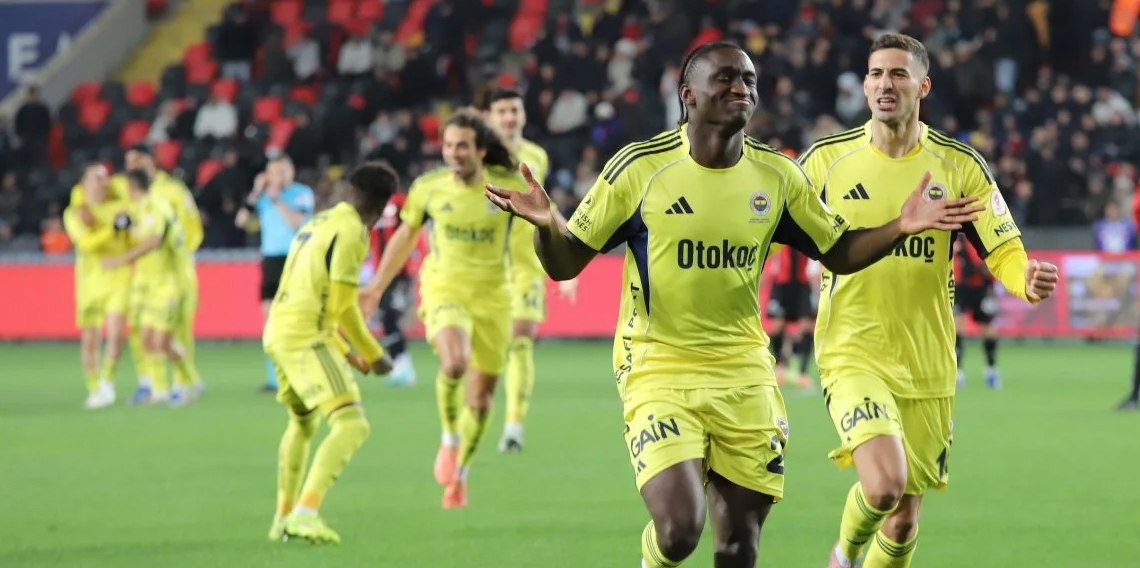 Fener, Gaziantep'i 4'ledi! Çeyrek finale uzandı!