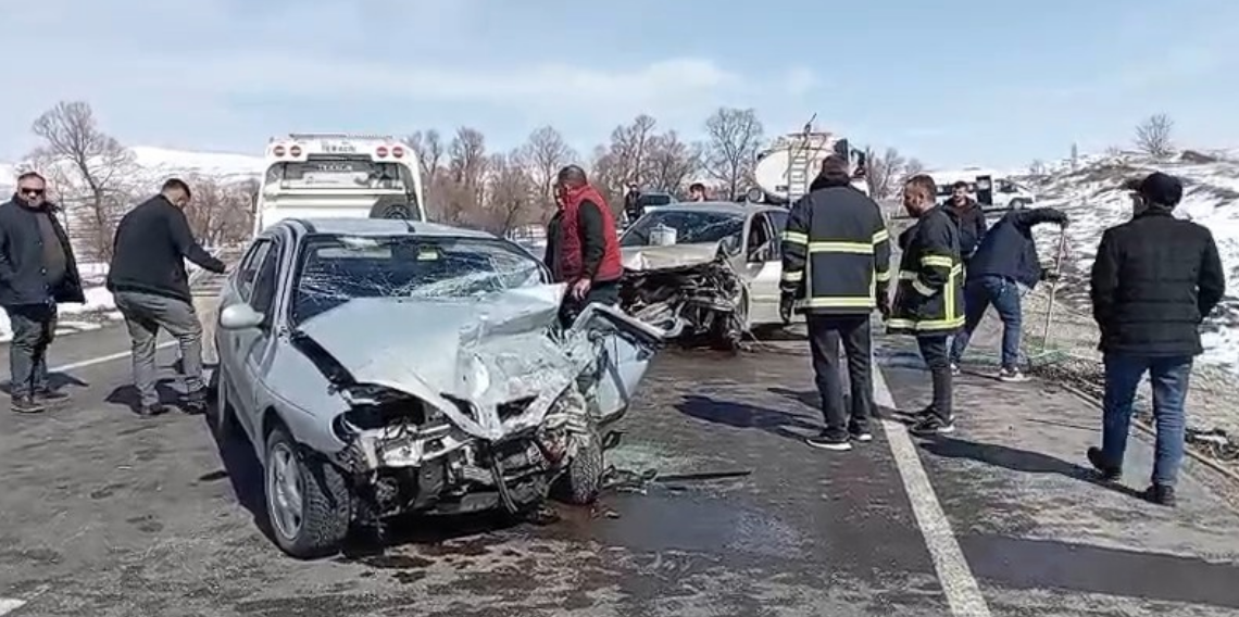 Tokat’ta Kafa Kafaya Çarpışma, İki Otomobil Hurdaya Döndü