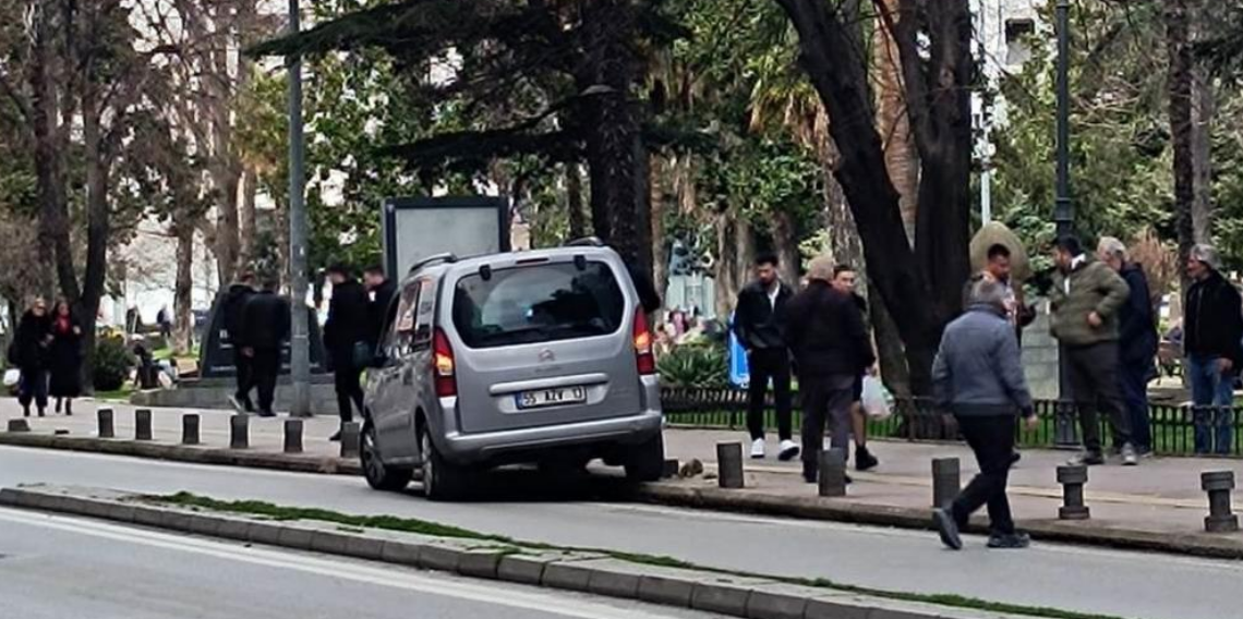 Samsun’da Hafif Ticari Araç Kaldırıma Çıktı, EDS ve Tabelayı Yıktı