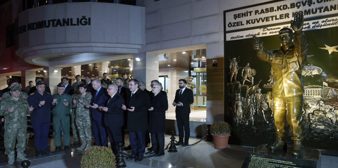 Cumhurbaşkanı Erdoğan, Ömer Halisdemir Anıtı’nda dua etti