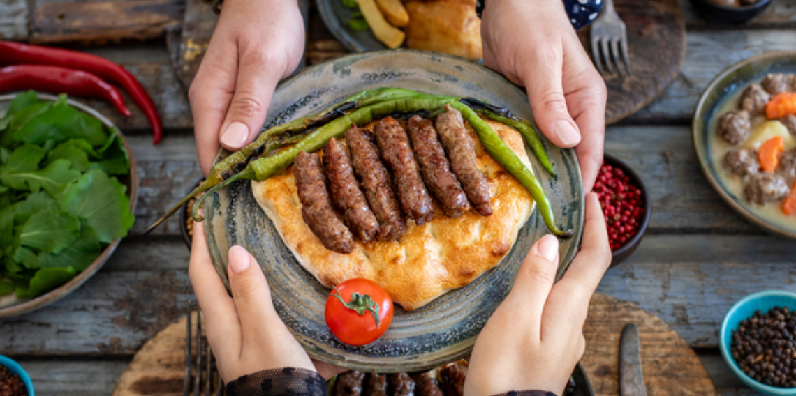 Ramazanın 17. Günü, Narlı Roka Salatası ve Tekirdağ Köfte Sofraları Şenlendiriyor