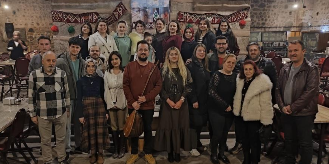 Vezirköprü’de PELİ Türk Halk Müziği Korosu’ndan Renkli Türkü Gecesi