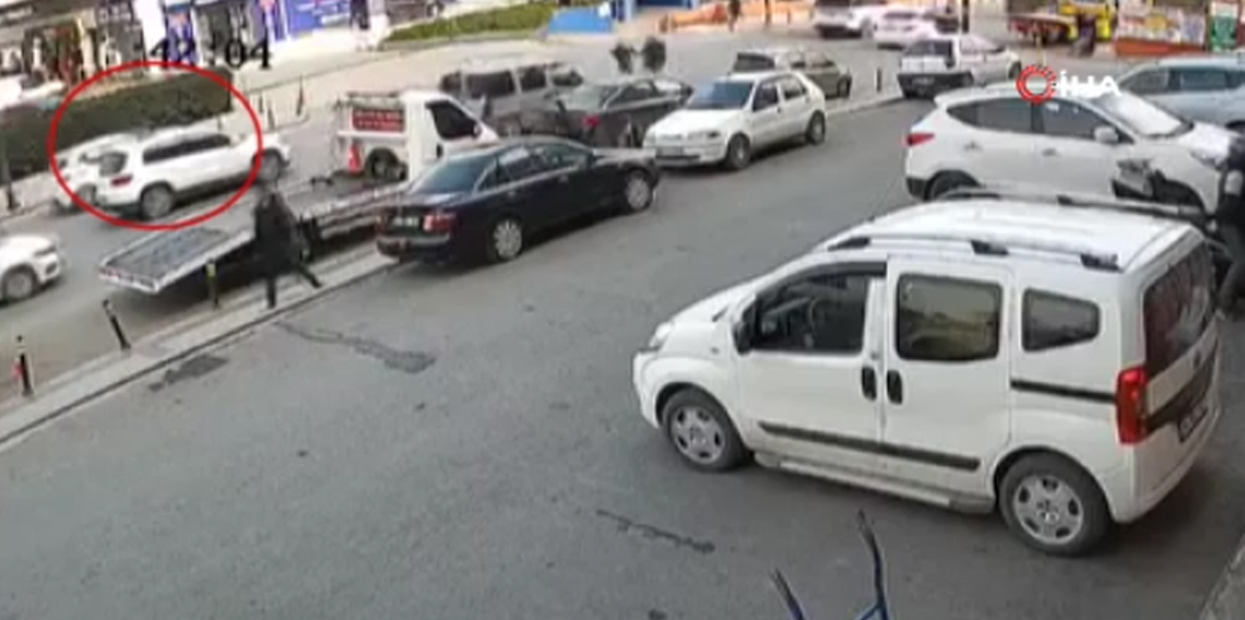 Küçükçekmece’de otomobil iki kadına çarptı: 1’i ağır 2 yaralı