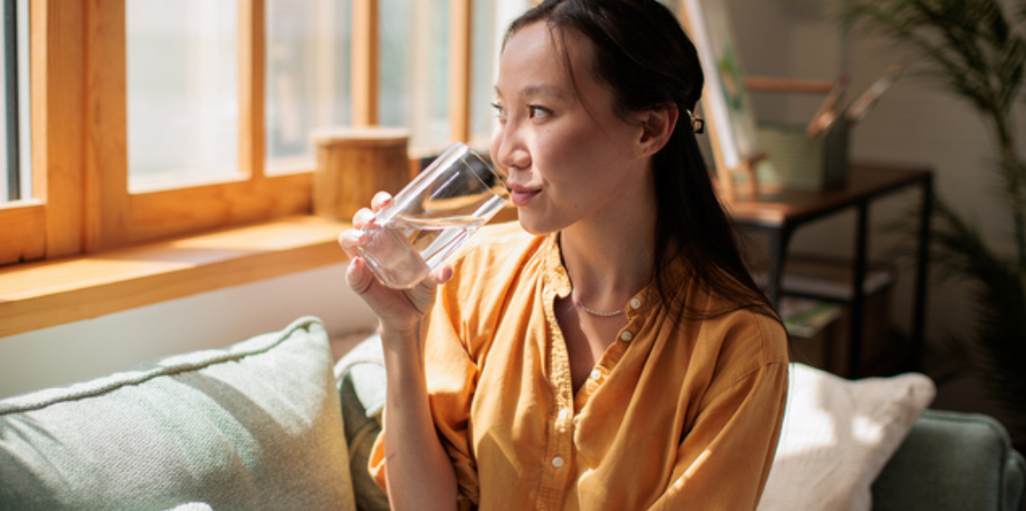 TikTok’ta Yeni Sağlık Trendi, Sabahları Sıcak Su İçmek Gerçekten Faydalı mı?