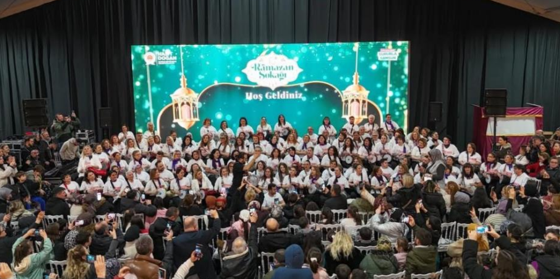 Samsun’da Kadınlar Darbukalarla Cumhuriyet Meydanı’nı Coşturdu