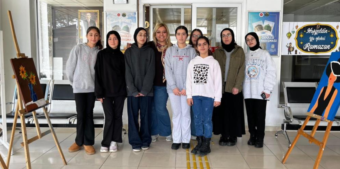 Bayburt’ta Gençlik Merkezi öğrencilerinden “Kadınlar Günü” temalı resim sergisi
