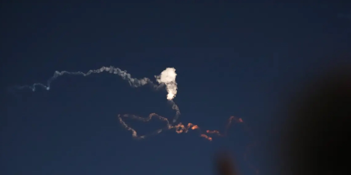 BAE'de engellenen füzelerin düşen parçaları 2 kişiyi yaraladı