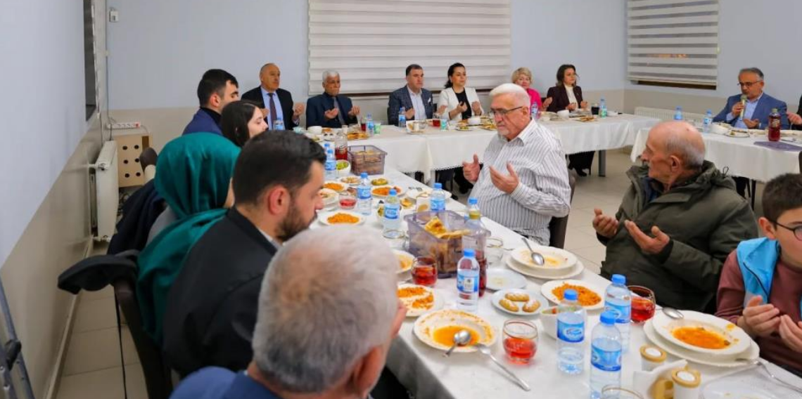 Bayburt Valisi Eldivan Huzurevinde Huzurevi Sakinleriyle İftarda Buluştu