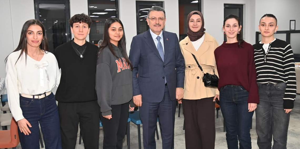 Ahmet Metin Genç öğrencilerle iftar yaptı