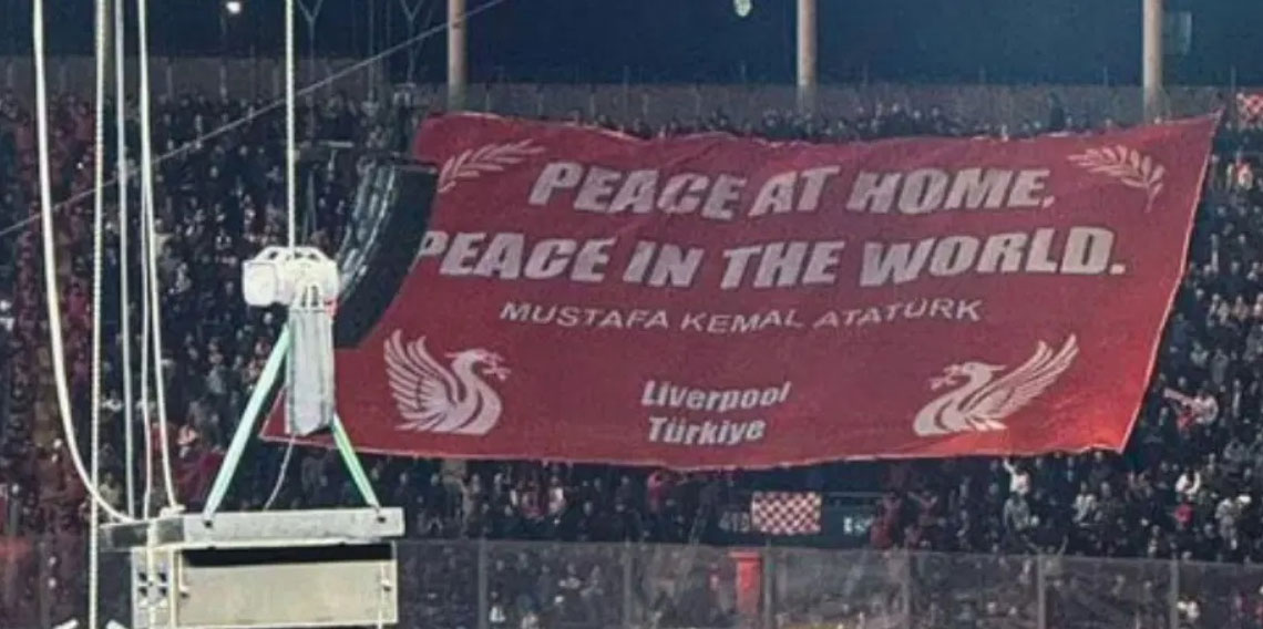 Liverpool taraftarlarından Mustafa Kemal Atatürk pankartı!