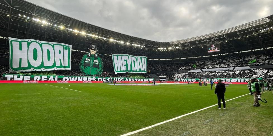 Futbolcu olamadılar ama tribünleri pankartlarıyla renklendiriyorlar