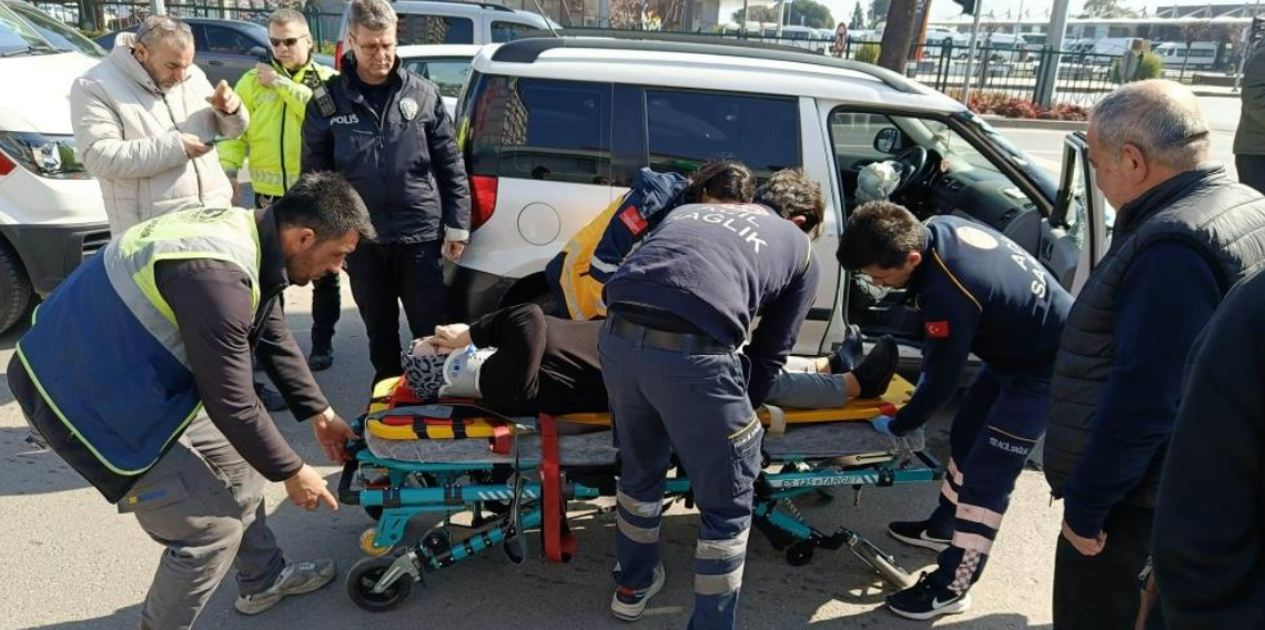 Samsun’da SUV Otomobil Refüje Çarpıp Yan Yattı