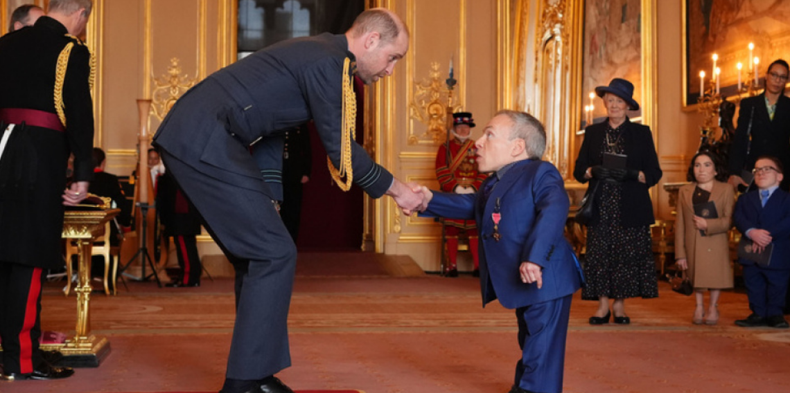 ‘Harry Potter’ ve ‘Star Wars’ Yıldızı Warwick Davis’e Prens William’dan Onur Nişanı