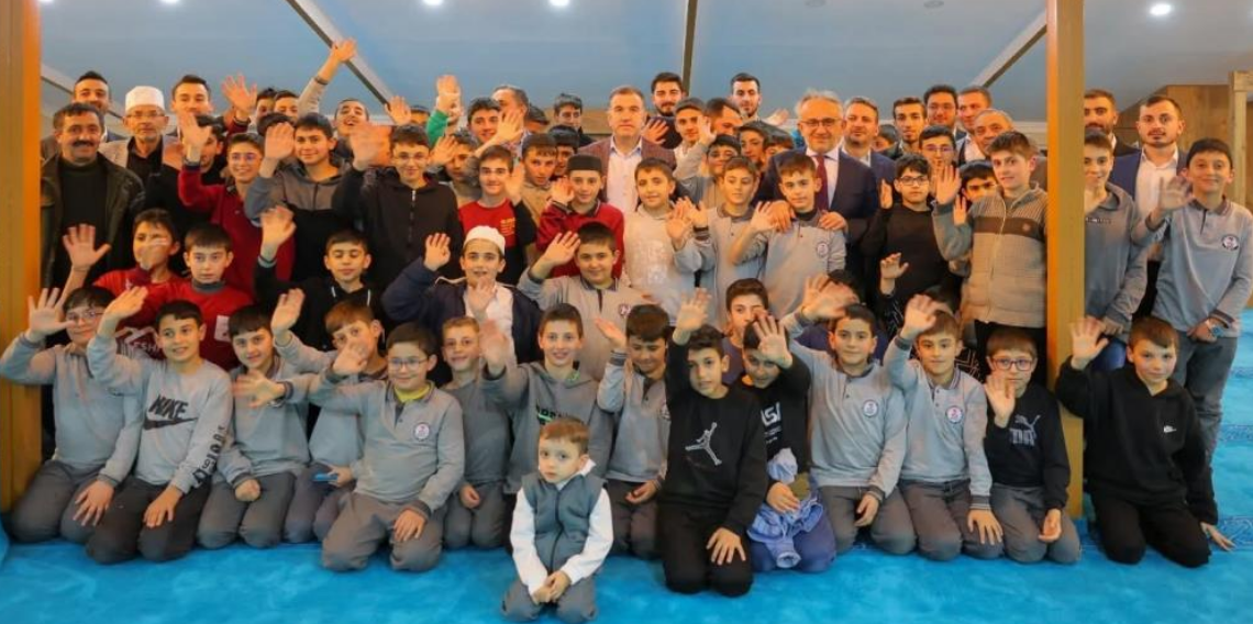 Bayburt Valisi Eldivan, Hafız Adaylarıyla İftar Sofrasında Buluştu