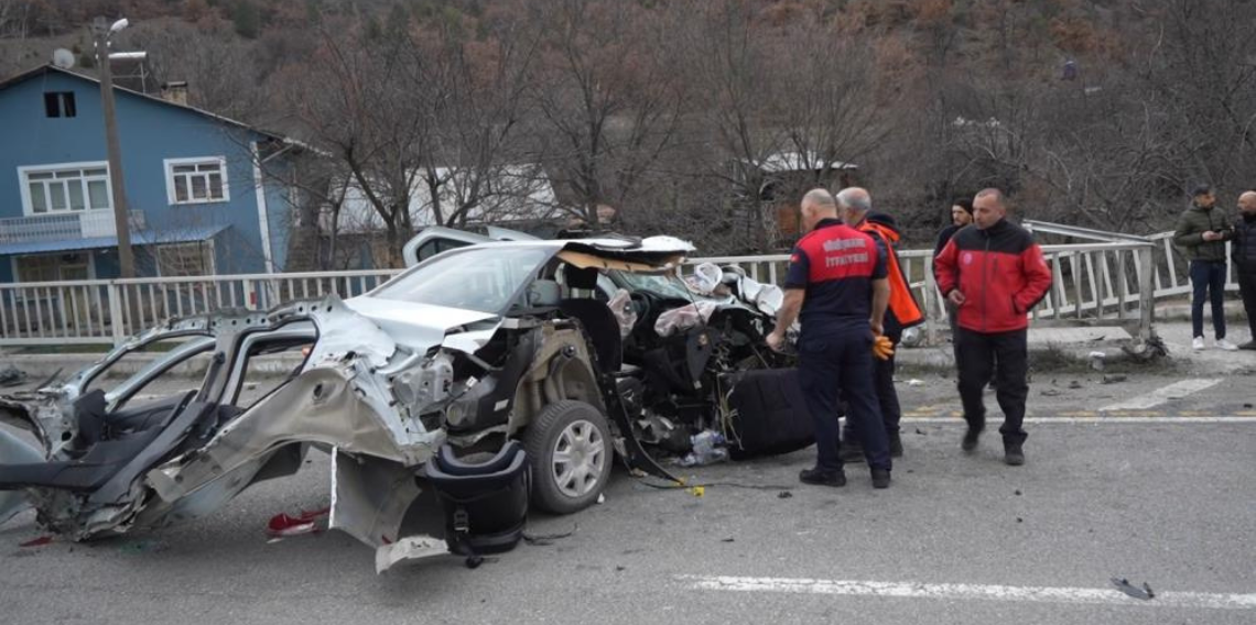 Hurdaya dönen araçtan sağ kurtuldular