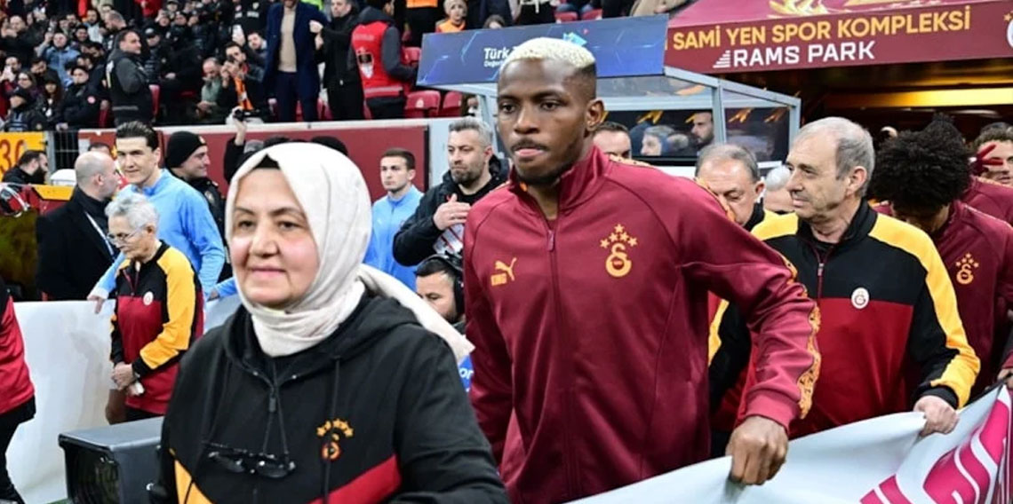 Galatasaray - Başakşehir maçında seremoniye yaşlılar çıktı!