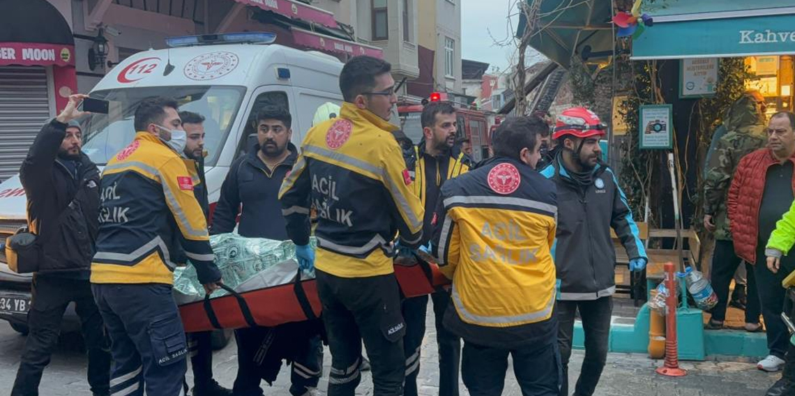 Fatihte 3 katlı binada yangın çıktı: 1 ölü 7 yaralı