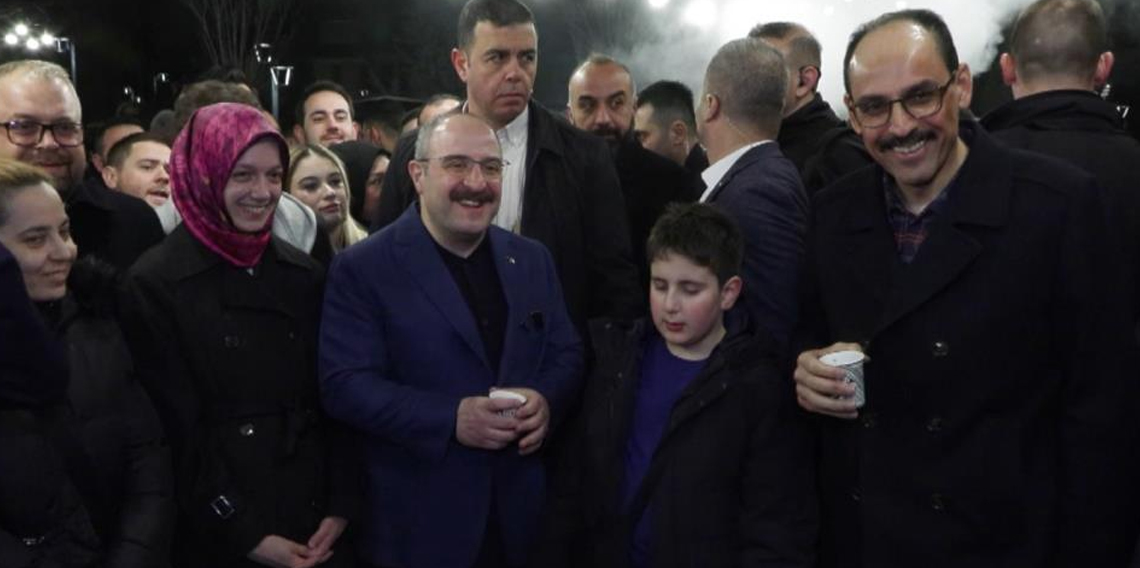 Varank ve MİT Başkanı Kalın, sahurda vatandaşlarla bir araya geldi