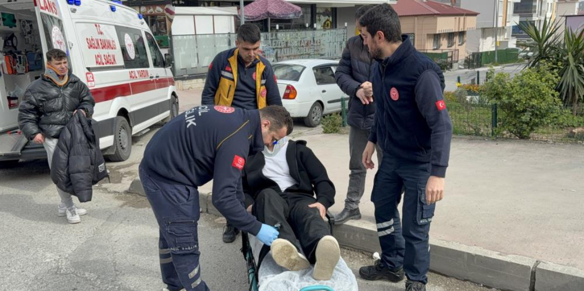 Motosiklet otomobile çarptı, 2 kardeş yaralandı