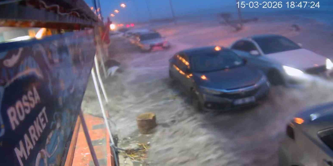 Hatay’da kuvvetli fırtınayla deniz taştı, iş yerleri zarar gördü...