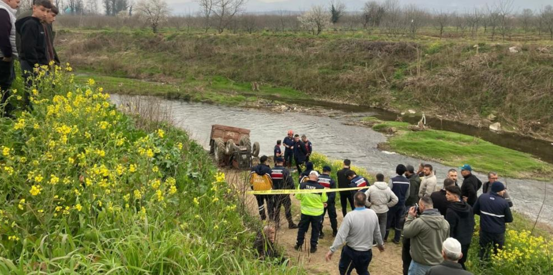 Hendek’te Feci Traktör Kazası, Devrilen Traktörün Altında Kalan Sürücü Hayatını Kaybetti