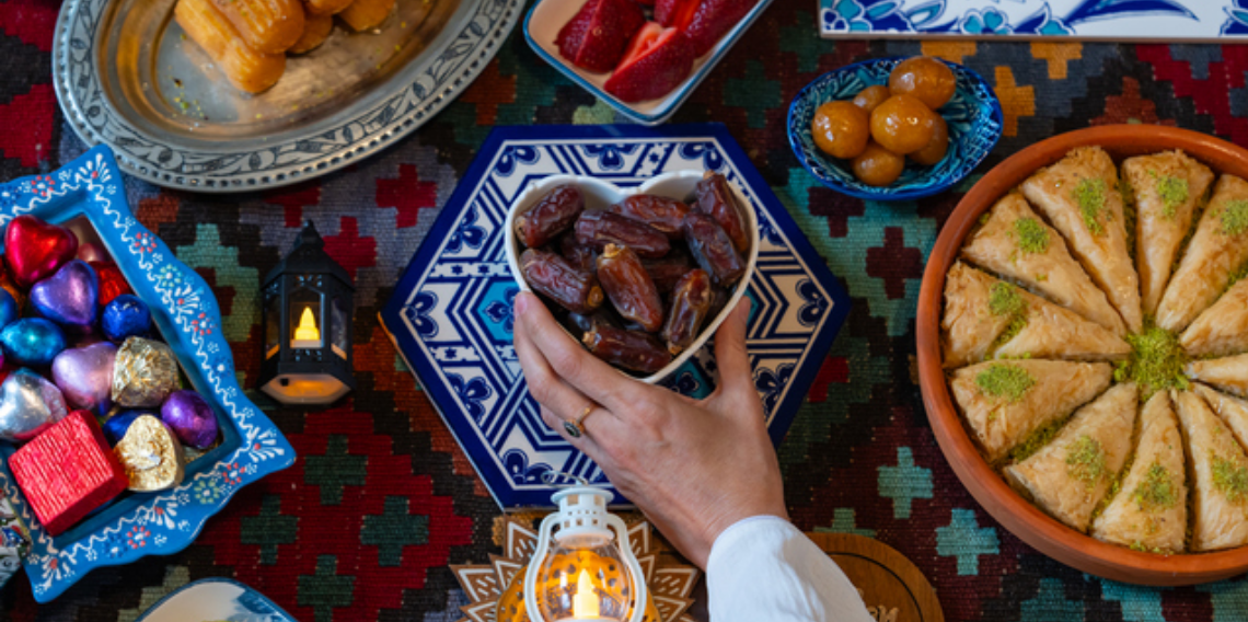 27. Gün İftarı İçin Pratik ve Şık Menü: Tas Kebabı, Humus ve Muhallebili Kadayıf Sofrada