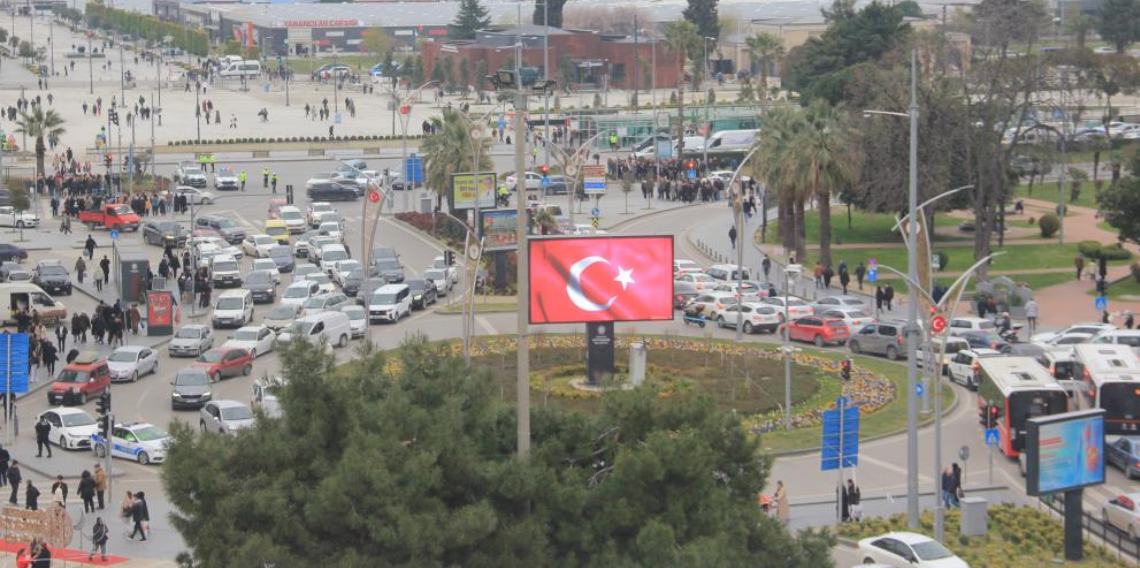 Samsun’da Trafik ve Alışveriş Noktalarında İnsan Seli