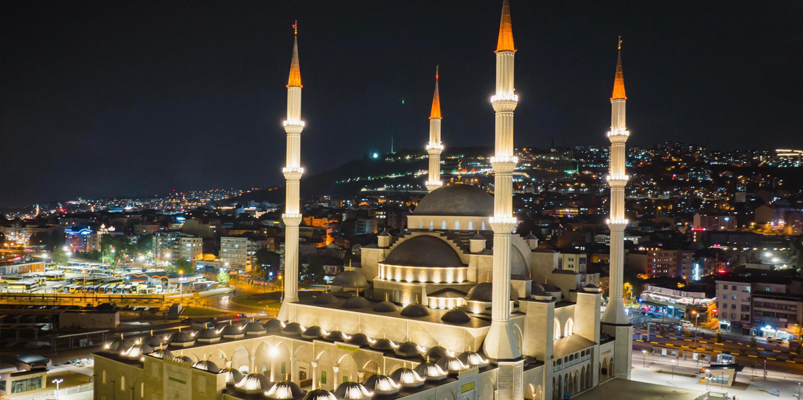 Kadir Gecesi Trabzon Hanife Hatun Camii’nde dualarla idrak edildi