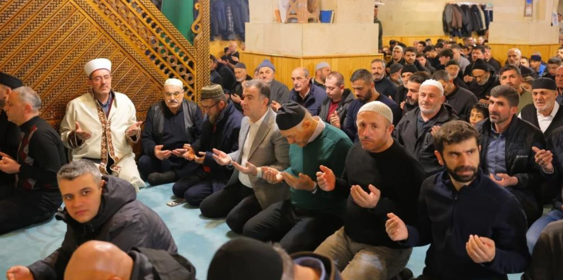 Bayburt’ta Kadir Gecesi Coşkusu: Tarihi Ulu Camii’nde Dualar Semaya Yükseldi